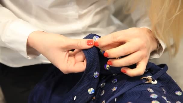 女の子デザイナー手とともに赤マニキュア縫いラインストーンへザブルー水着 — ストック動画