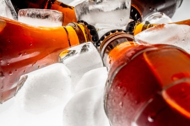 Soda buzdolabında buz üzerinde bir açık renkli cam şişelerde