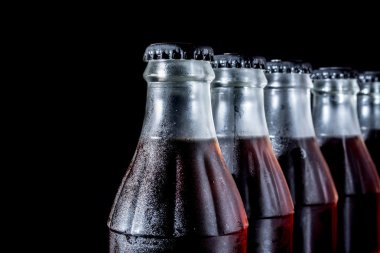 Siyah arka plan üzerine izole soda cam şişeler