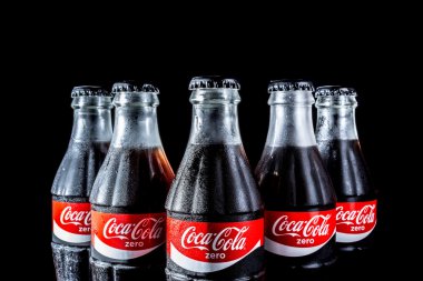 Minsk, Beyaz Rusya Oktober 9, 2016: Şişeler, siyah bir arka plan üzerinde izole Coca-Cola. Coca-Cola gazlı alkolsüz içecek Mağazalar, restoranlar ve satış makineleri dünya çapında satılan olduğunu.