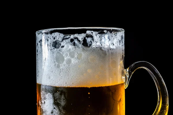黒の背景で隔離の泡とビールの大きなガラス — ストック写真