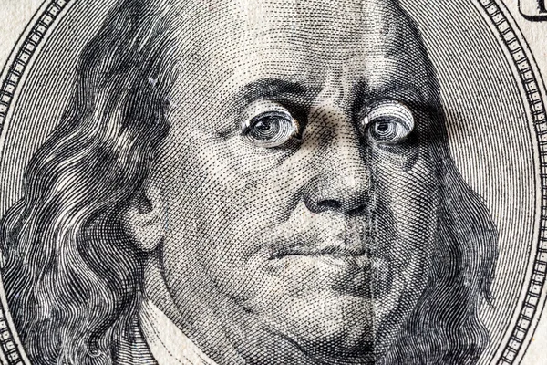 Ben Franklin's gezicht met druppels water op ogen op de oude ons $100 dollar bill macro. — Stockfoto