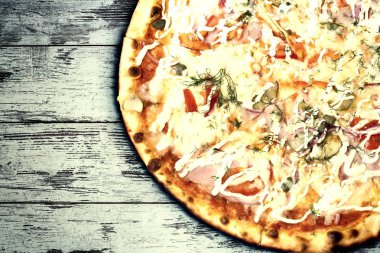 Pastırma, mayonez ve sebze çatlaklar ahşap masa vintage zemin üzerine pizza. Eski stil. Üstten Görünüm. 