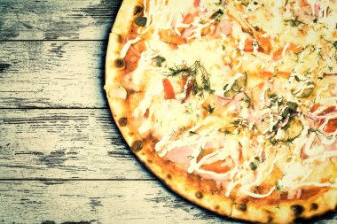 Pastırma, mayonez ve sebze çatlaklar ahşap masa vintage zemin üzerine pizza. Eski stil. Üstten Görünüm. 