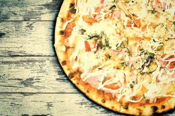 Pastırma, mayonez ve sebze çatlaklar ahşap masa vintage zemin üzerine pizza. Eski stil. Üstten Görünüm. 