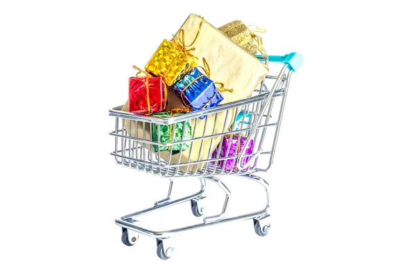 Nákupní vozíky, vozík s boxy barevné dárků izolovaných na bílém pozadí — Stock fotografie