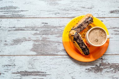 Kahve, kek, pasta çikolata parçaları closeup vintage ahşap arka plan ile. Üstten Görünüm.