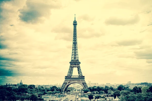 Panoráma Eiffel-torony Párizsban. Vintage megtekintése. Tour Eiffel régi retro stílusú . — Stock Fotó