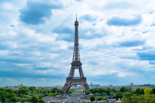 Torre Eiffel Panorama em Paris com árvores verdes e céu azul nublado . — Fotografia de Stock