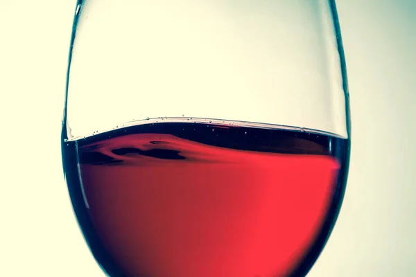 Rotwein im Glas, Spritzer, Spritzer, Welle von Rotwein Nahaufnahme. alter Retro-Vintage-Stil. — Stockfoto