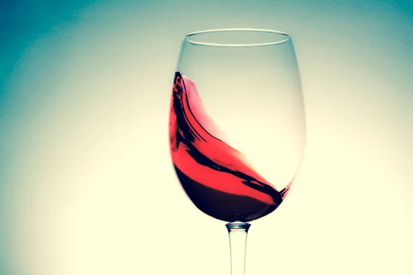 Vin rouge en verre, éclaboussures, éclaboussures, vague de vin rouge gros plan. Vieux style vintage rétro . — Photo