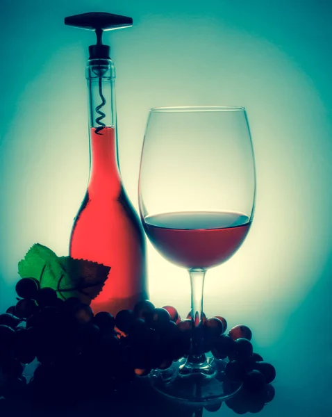 Вино в стакане рядом с бутылкой вина и виноградом на столе. Старый ретро винтажный стиль . — стоковое фото