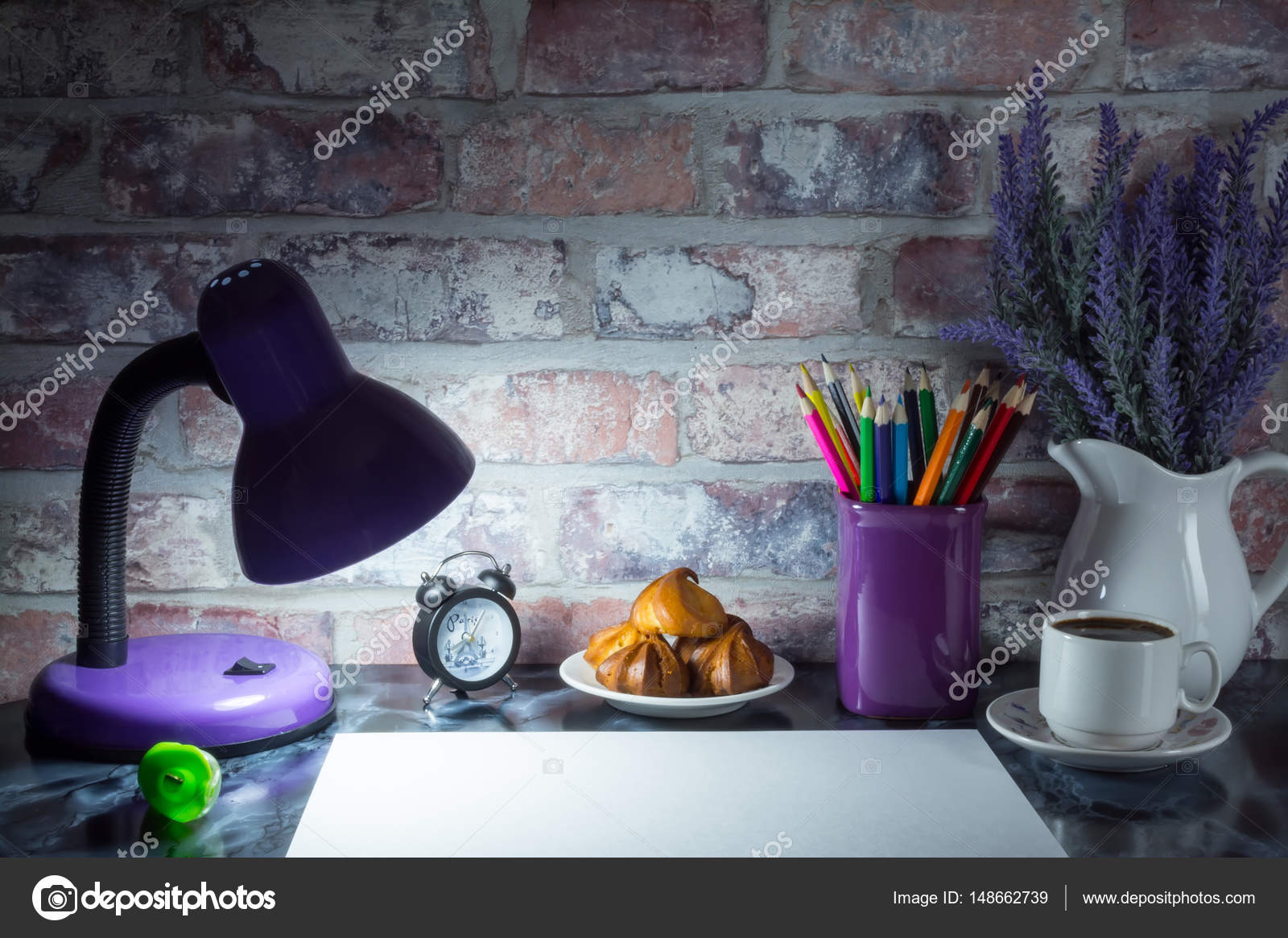Matite colorate in una tazza accanto una brocca con un vaso di fiori di lavanda un orologio di allarme orologio una lampada da terra una luce di notte