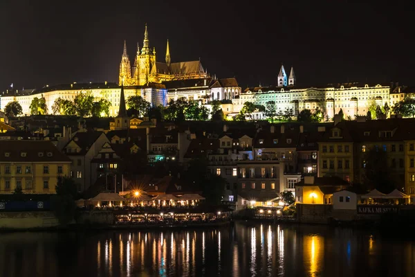 Panorama of the St. Vitus Cathedral in Prague at night. — Stock Photo, Image