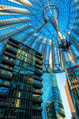 Berlin, Almanya - 25 Mayıs 2015: Sony Center Berlin mavi açık gökyüzü gün batımında. Potsdamer Platz sermayenin, yeni Berlin simgelerinden birini Center'da binalarda topluluğu.