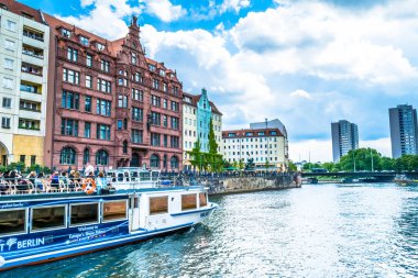 Berlin, Almanya - 25 Mayıs 2015: Berlin nehirde turistik gemi ile çıkabilir. Berlin - ikinci en kalabalık (sonra Londra) ve Avrupa Birliği'nin şehrin beşinci alanı.