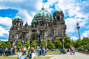 Berlin, Almanya - 25 Mayıs 2015: Berlin Katedrali - Almanya en büyük Protestan Kilisesi. Müzeler Adası Berlin'de bulunmaktadır. Mavi gökyüzü ve yeşil ağaçlar ile güneşli gün.