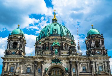 Berlin Cathedral closeup güneşli mavi gökyüzü ile. 