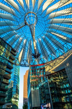 Berlin, Almanya - 25 Mayıs 2015: Sony Center Berlin mavi açık gökyüzü gün batımında. Potsdamer Platz sermayenin, yeni Berlin simgelerinden birini Center'da binalarda topluluğu.