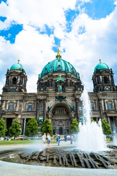 Берлин, Германия - 25 мая 2015 года: Берлинский собор - самая большая протестантская церковь в Германии. Расположен на Музейном острове в Берлине. Солнечный день с голубым небом и зелеными деревьями . — стоковое фото