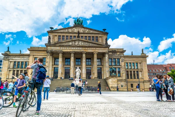 Berlin, Duitsland - 25 mei 2015: Concert Hall in Berlijn. Opgericht in 1818-1821 jaar. ontworpen door Karl Friedrich Schinkel als "Konzerthaus Berlin". Neoklassieke gebouw in het centrum van Berlijn op Gendarmenmarkt. — Stockfoto