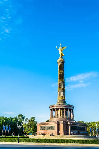 Coluna da vitória em Berlim no dia ensolarado com céu azul brilhante . — Fotografia de Stock