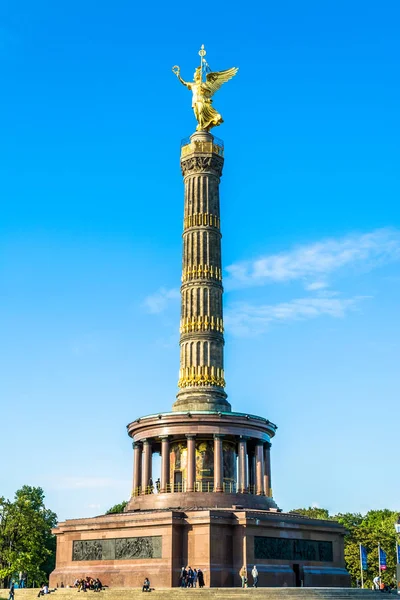 Siegessäule in Berlin an sonnigem Tag mit blauem Himmel. — Stockfoto