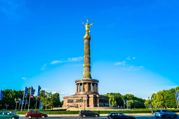 Zafer Anıtı güneşli mavi parlak gökyüzü ile Berlin'de. 