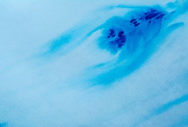 Mavi boya suluboya bir kağıt parçası üzerinde kurumuş. Beyaz bir levha üzerinde mavi boya lekesi. Soyutlama mavi boya doku arka plan.