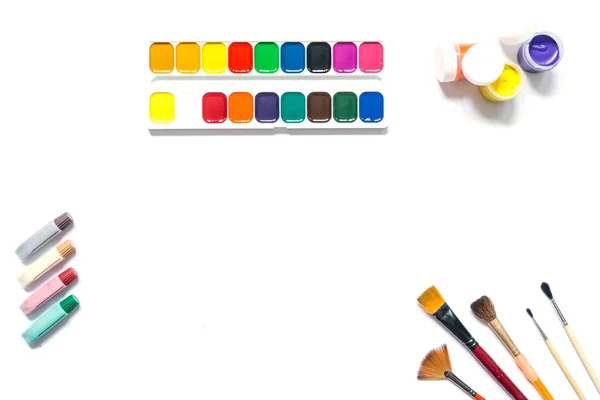 Vernici colorate con pennelli, guazzo, acquerello isolato su sfondo bianco. Vista dall'alto. Vibrante vista colore brillante . — Foto Stock