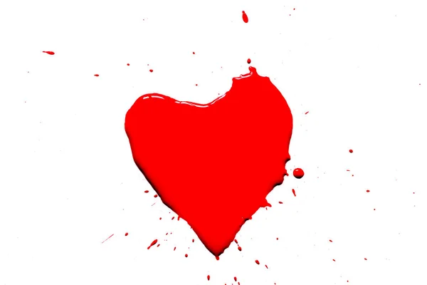 Símbolo do coração pintado com tinta vermelha com salpicos ao redor isolado no fundo branco — Fotografia de Stock