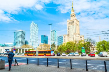 Varşova, Polonya 06 Mayıs 2017: Panorama Varşova Kültür Sarayı'nın bakan mavi gökyüzü güneşli bir modern gökdelenler ile. Polonya - 234 metre en yüksek binası.