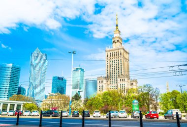 Varşova, Polonya 06 Mayıs 2017: Panorama Varşova Kültür Sarayı'nın bakan mavi gökyüzü güneşli bir modern gökdelenler ile. Polonya - 234 metre en yüksek binası.