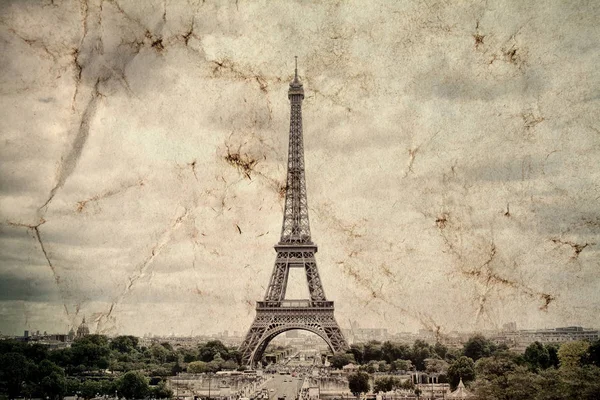 Torre Eiffel em Paris. Fundo de vista vintage. Tour Eiffel foto estilo retro velho com rachaduras de papel amassado. Estilo postal . — Fotografia de Stock