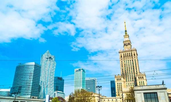 Panorama of Warsaw with modern skyscrapers on a sunny day with a blue sky overlooking the Palace of Culture. — Stock Photo, Image