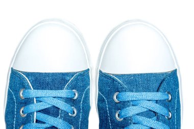 Beyaz arka plan üzerinde izole denim spor ayakkabı yakın çekim makro doku
