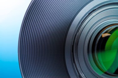 Mavi - beyaz arka plan üzerinde bir Slr kamera yakın çekim makro lens