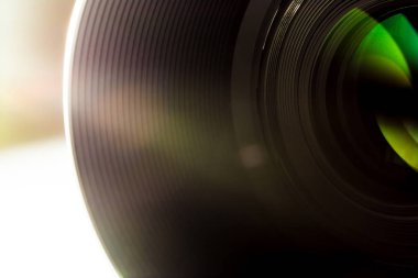Güneş ışınları ile bir Slr kamera yakın çekim makro objektif parlama güneş ışınları