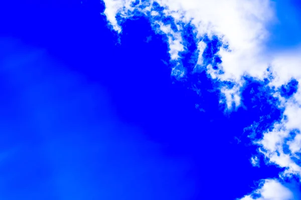 Hemel met wolken van de cumulus en zonnestralen. — Stockfoto