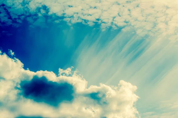 Sky with cumulus clouds and sun rays. — Stock Photo, Image