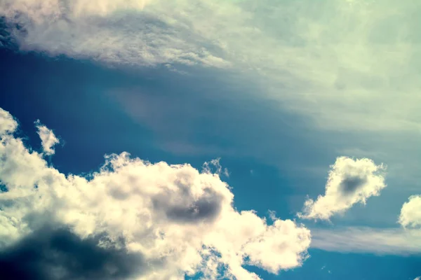 Небо с кучевыми облаками на закате . — стоковое фото