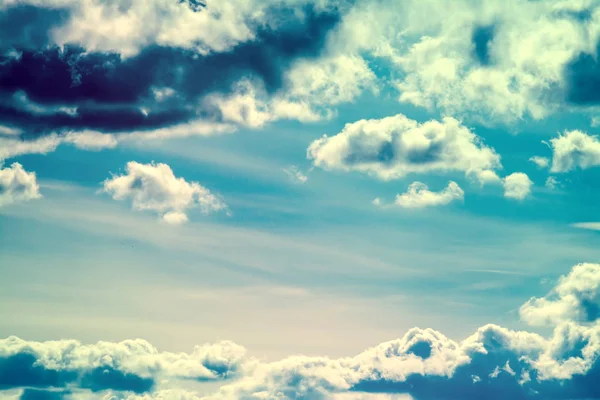 Céu com nuvens cumulus ao pôr do sol . — Fotografia de Stock