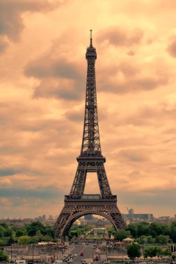 Cumulus bulutları ile gün batımında Paris'te Eyfel Kulesi. Gün batımında tour Eiffel. 