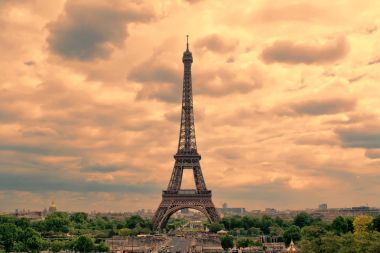 Cumulus bulutları ile gün batımında Paris'te Eyfel Kulesi. Gün batımında tour Eiffel. 