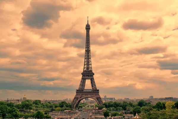 Eiffel Tower in Paris at sunset with cumulus clouds. Tour Eiffel at sunset. — Stock Photo, Image