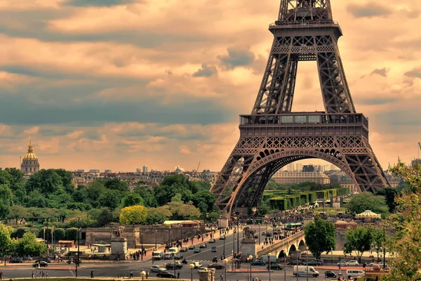 Eiffel-torony Párizsban a gomolyfelhők naplemente. Tour Eiffel a naplemente. — Stock Fotó