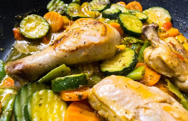 Pollo frito con verduras en una sartén. Patas de pollo con barbacoa y verduras fondo de cerca . —  Fotos de Stock