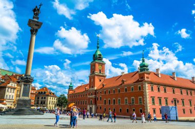 Varşova, Polonya 14 Temmuz 2017: Taba Zamkowy - Varşova kale meydanda Varşova Kraliyet Sarayı ve Varşova Old Town arasında yer almaktadır. Güneşli yaz günü. Yatay fotoğraf. 