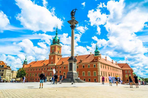 Varşova, Polonya 14 Temmuz 2017: Taba Zamkowy - Varşova kale meydanda Varşova Kraliyet Sarayı ve Varşova Old Town arasında yer almaktadır. Güneşli yaz günü. Yatay fotoğraf. 