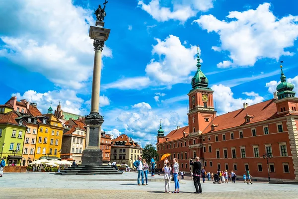 Varşova, Polonya 14 Temmuz 2017: Taba Zamkowy - Varşova kale meydanda Varşova Kraliyet Sarayı ve Varşova Old Town arasında yer almaktadır. Güneşli yaz günü. Yatay fotoğraf. 